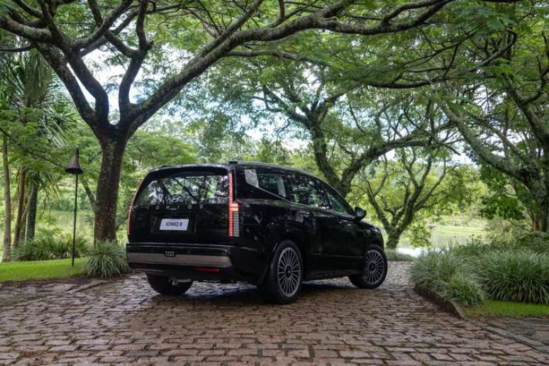 Lanterna forma moldura na tampa do porta-malas