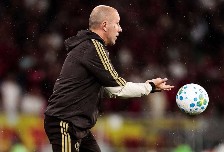 Leo Jardim segue invicto desde que assumiu o comando do Flamengo.