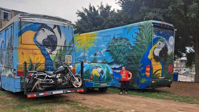 O antigo e o atual motorhome de Marta e J&uacute;nior e um carro de apoio que, &agrave;s vezes, eles levam para a estrada