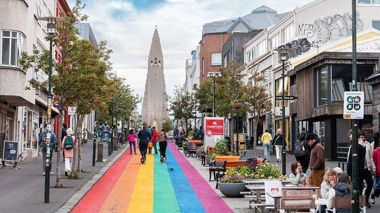 A colorida rua Sk&oacute;lav&ouml;r&eth;ust&iacute;gur, em Reykjav&iacute;k, reflete a atmosfera vibrante do dia a dia da capital islandesa