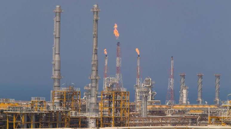 Vista de parte do campo de gás South Pars em Asaluyeh, no litoral iraniano do Golfo Pérsico, a 1,4 mil km ao sul de Teerã