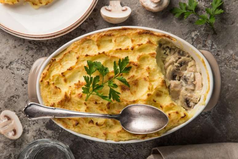 Escondidinho de mandioca com frango e cogumelo 