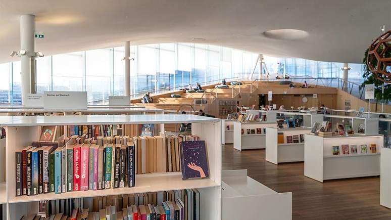 A Biblioteca Central Oodi, de Helsinque, &eacute; um dos espa&ccedil;os p&uacute;blicos mais marcantes da capital finlandesa