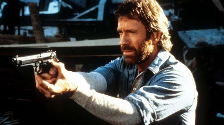 Chuck Norris como um detetive no filme O Her&oacute;i e o Terror, de 1988