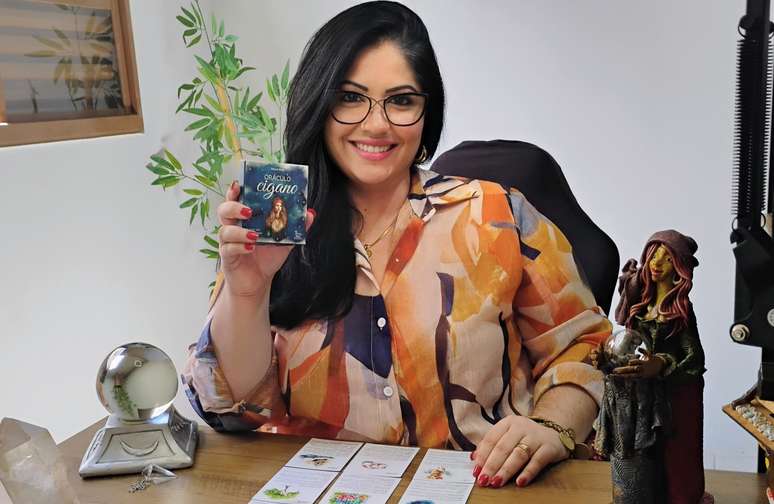 ஆரக்கிளிடம் கேள்விகள் கேட்கப்பட வேண்டும் என்று ஆராகுலலிஸ்ட் மற்றும் ஜிப்சி கார்டு ஆசிரியை ரோசனா ப்ளாய்ஸ் கூறுகிறார்.