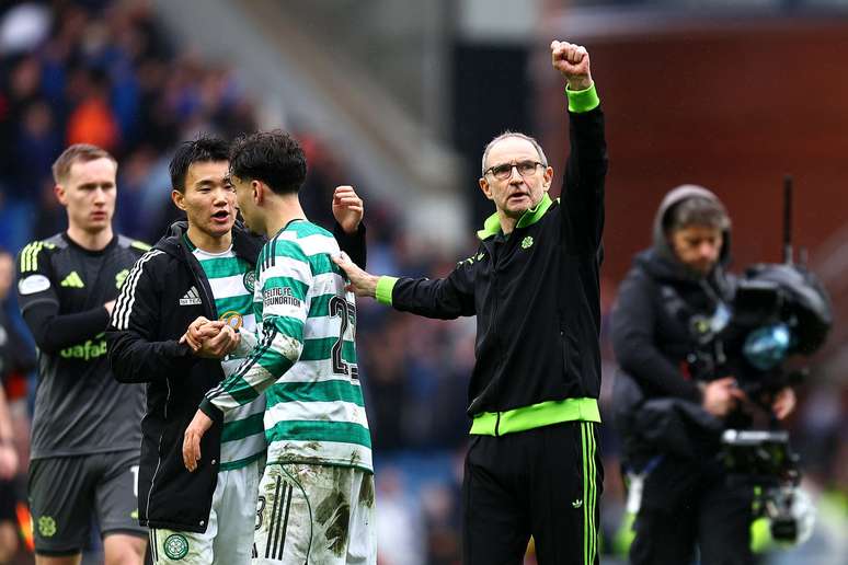Martin O&rsquo;Neil saudando a torcida do Celtic ap&oacute;s o empate com o Rangers 
