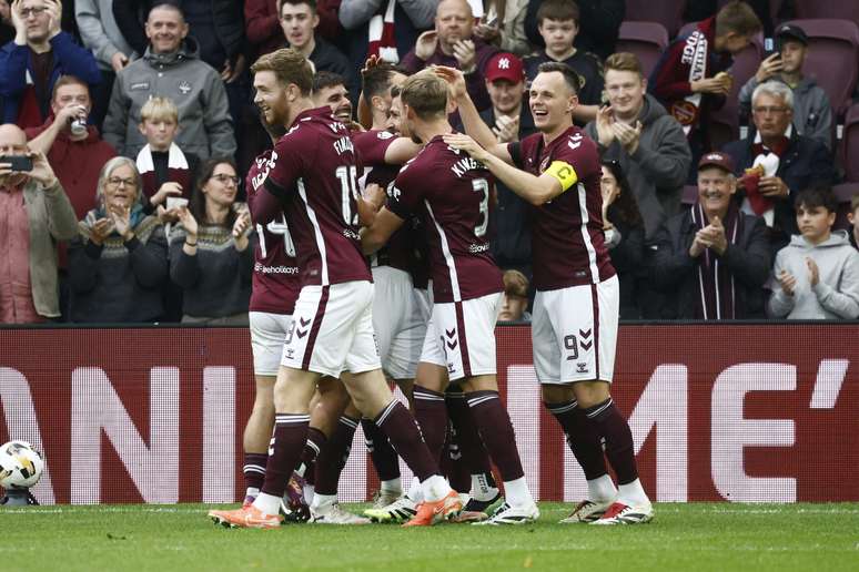 Time do Hearts comemorando um gol 