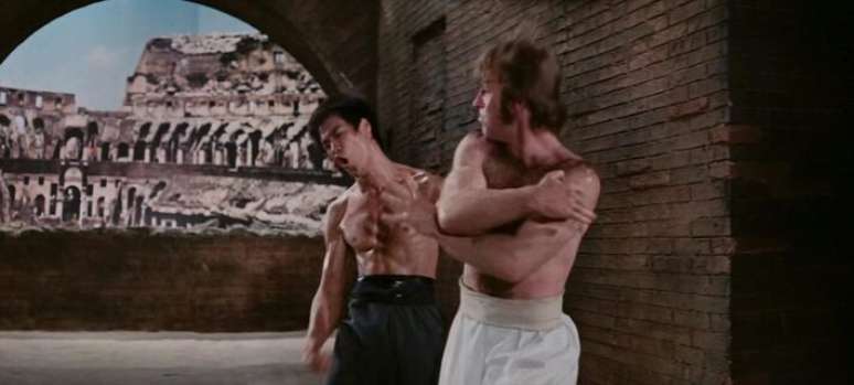Chuck Norris e Bruce Lee se enfrentam em cena de 'O Voo do Drag&atilde;o' (1972)