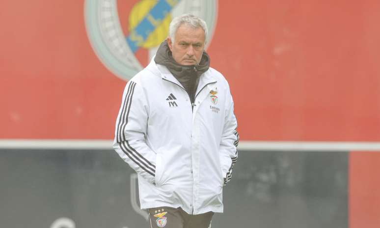Jos&eacute; Mourinho, gra&ccedil;as a um efeito suspensivo, comanda o Benfica neste s&aacute;bado diante do Guimar&atilde;es.