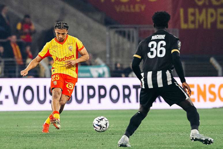 Lens volta a campo somente ap&oacute;s a Data Fifa &ndash;