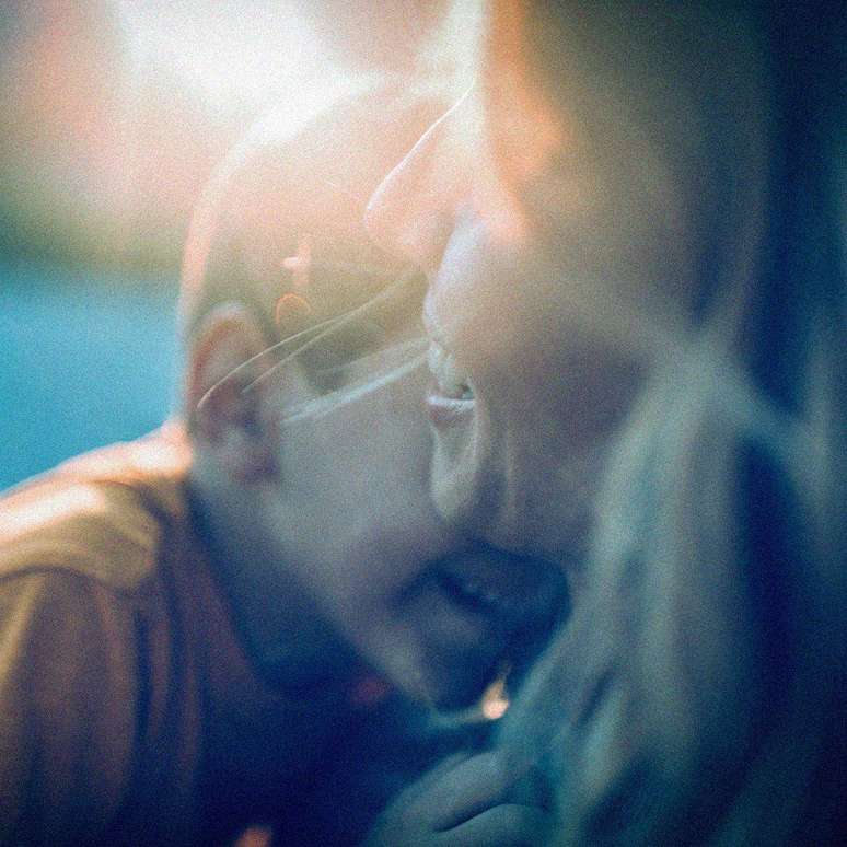 M&atilde;e abra&ccedil;ando seu filho jovem