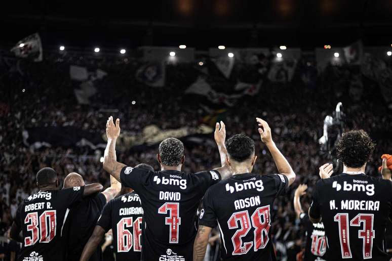 Nuno Moreira (17) comemora a vit&oacute;ria sobre o Fluminense junto com os jogadores do Vasco &ndash;