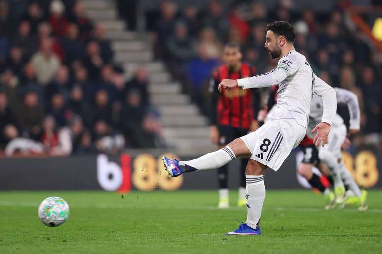 Momento do gol de p&ecirc;nalti marcado por Bruno Fernandes no Vitality Stadium &ndash;