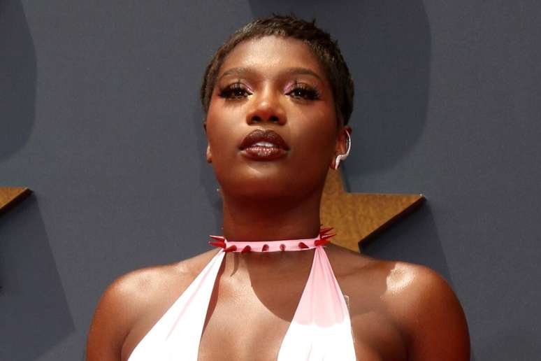 O delineado que se estende at&eacute; o canto interno dos olhos &eacute; um tra&ccedil;o marcante da cantora Doechii 