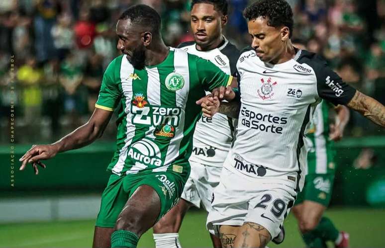 Corinthians e Chapecoense empataram no jogo que encerrou a 8&ordf; rodada &ndash;