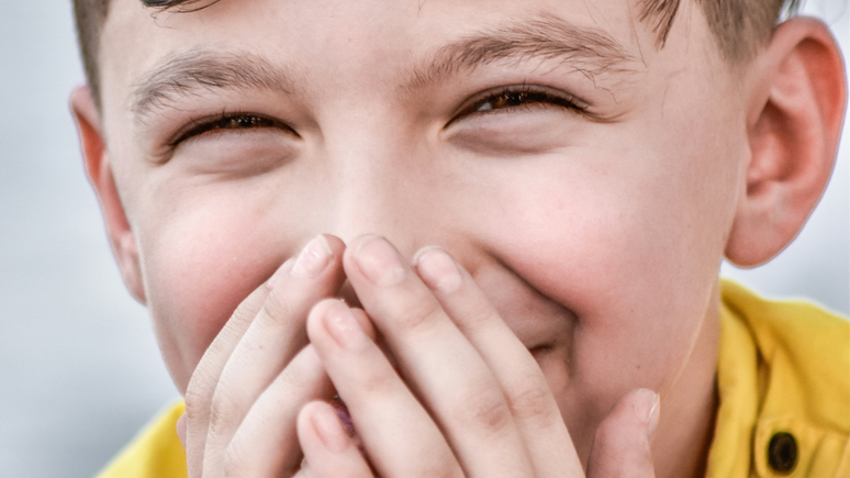 Felicidade come&ccedil;a alta na juventude, mas oscila na fase adulta