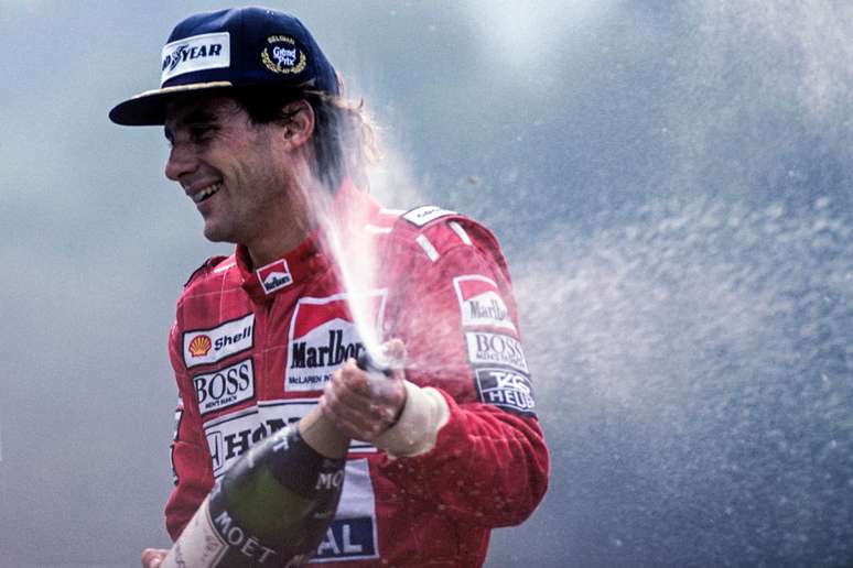 Ayrton Senna comemora vit&oacute;ria