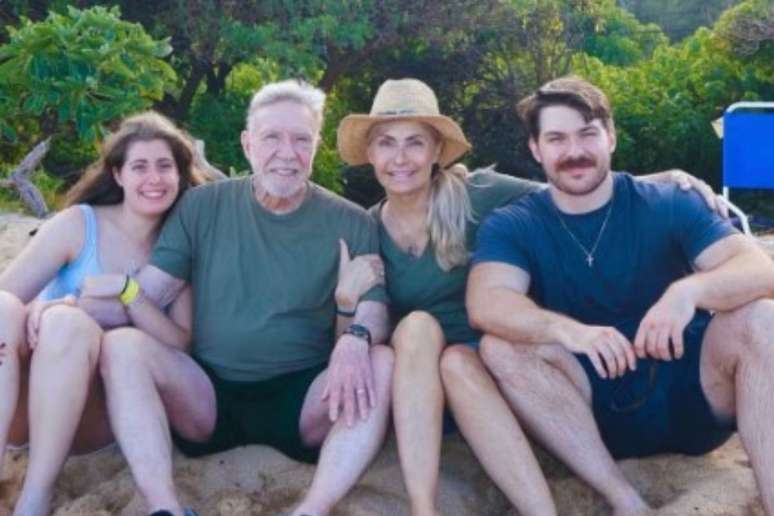 Chuck e Gena ao centro com os filhos