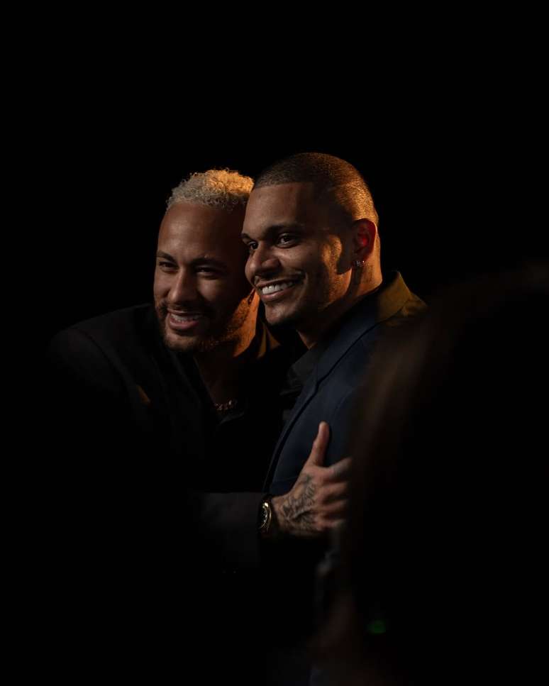 క్రిస్ గుడెస్ నేమార్ యొక్క సన్నిహిత స్నేహితుల సమూహంలో భాగం, దీనిని 