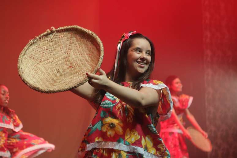 Na Apae de Salvador, Ana Carolina participa de uma companhia de dan&ccedil;a e uma de teatro