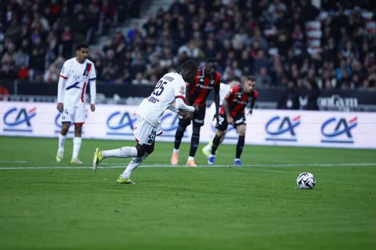 Nuno Mendes cobra p&ecirc;nalti e abre o placar para o PSG.