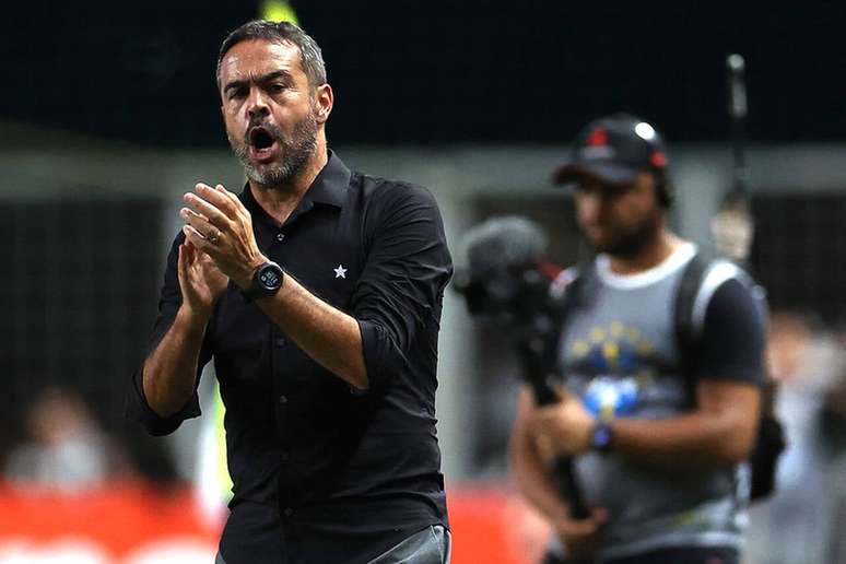 Com a confian&ccedil;a da diretoria, Artur Jorge est&aacute; acompanhando a equipe celeste antes de sua chegada ao Brasil &ndash;