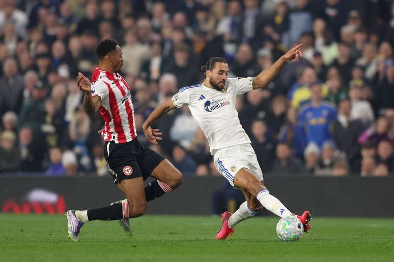 &nbsp;Calvert-Lewin, do Leeds, luta pela bola com&nbsp; Pinnock