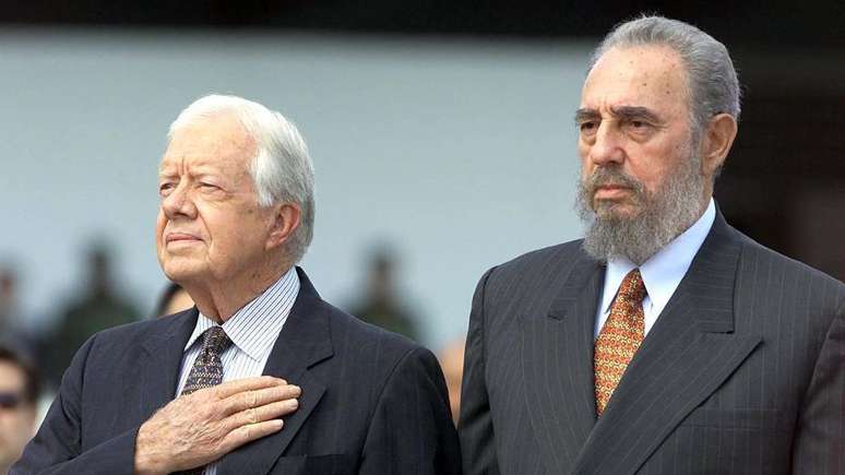 O ex-presidente americano Jimmy Carter (1924-2024) tentou se aproximar do governo cubano de Fidel Castro durante seu governo, entre 1977 e 1981. Na foto, um encontro entre ambos em 1992