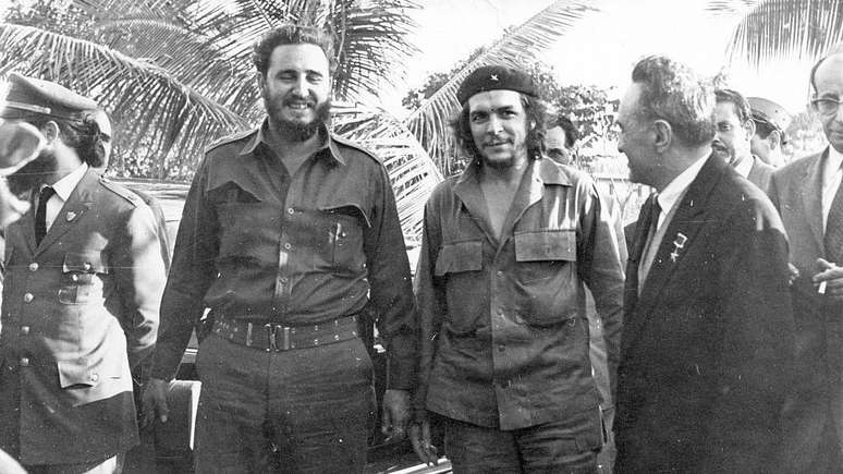 Da esquerda para a direita, Fidel Castro, Ernesto "Che" Guevara e Anastas Mikoyan, durante a visita que acelerou o processo de desencontro entre Washington e Havana