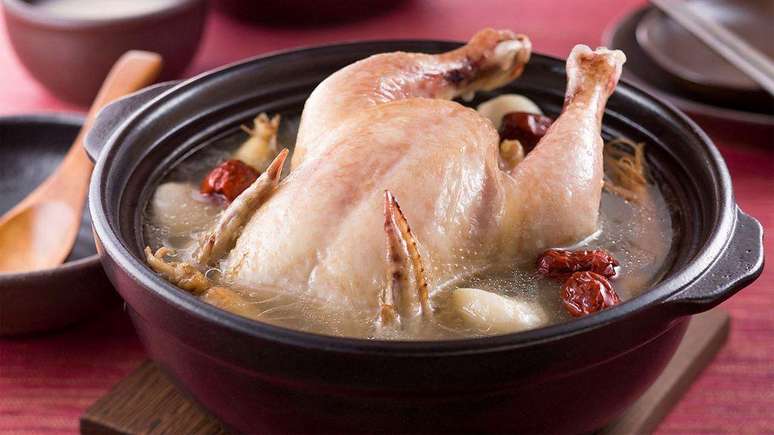 Na Coreia, o samgye-tang &eacute; tradicionalmente consumido durante o Boknal, os tr&ecirc;s dias mais quentes do ver&atilde;o.