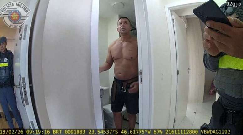 சிப்பாய் ஜிசெல் ஆல்வ்ஸ் சந்தனாவின் மரணத்திற்குப் பிறகு, ராணுவ போலீஸ் அதிகாரிகளுடன் லெப்டினன்ட் கர்னல் உரையாடியதை பிரதமரின் உடல் கேமரா பதிவு செய்கிறது.