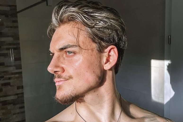 O jovem Marvin, de perfil, com a mand&iacute;bula definida, cabelos ondulados e alguns pelos faciais