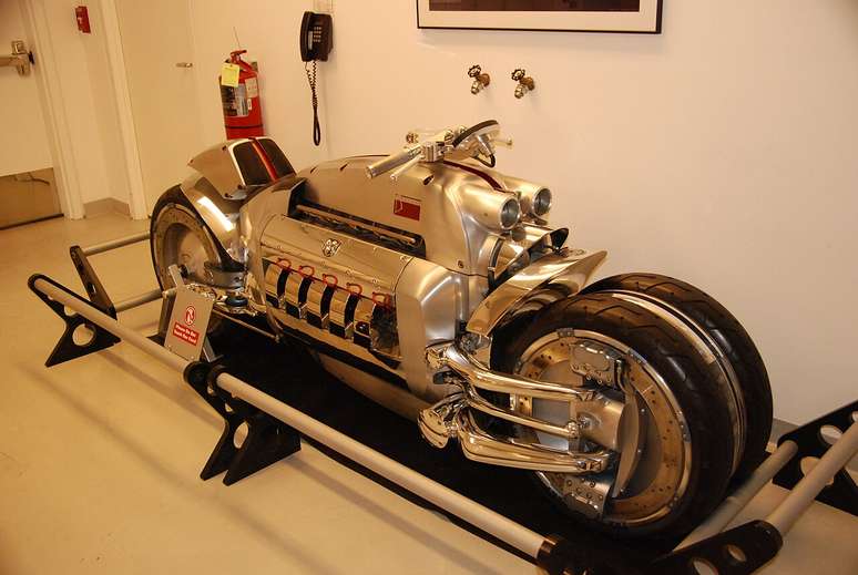 O design da Dodge Tomahawk mistura elementos de motocicleta custom com tra&ccedil;os industriais, deixando o motor V10 completamente exposto &ndash; Corvair Owner/Wikimedia Commons