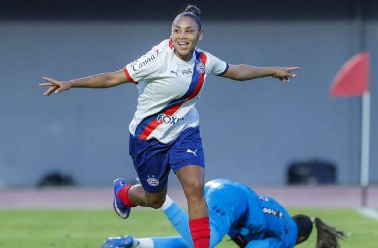 சால்வடாரில், எஃகுப் பெண்கள் தங்களைத் திணித்து, கடற்கன்னிகளுக்கு எதிரான வெற்றியை உறுதி செய்கிறார்கள் -