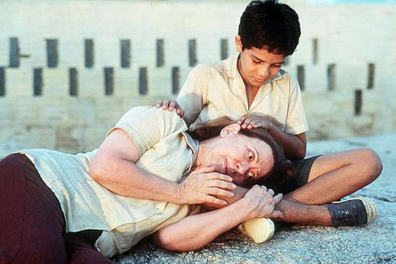 A atriz Fernanda Montenegro e o ator Vinicius de Oliveira em cena do filme Central do Brasil