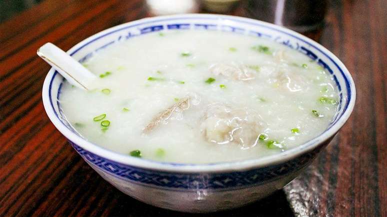 O congee &eacute; um alimento b&aacute;sico reconfortante na China e em grande parte do Leste Asi&aacute;tico, sendo frequentemente consumido no caf&eacute; da manh&atilde; ou para auxiliar na recupera&ccedil;&atilde;o de doen&ccedil;as.