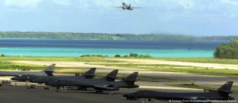 இராணுவ தளம் டியாகோ கார்சியா தீவில் உள்ளது, இது சாகோஸ் தீவுக்கூட்டத்தில் மிகப்பெரியது.