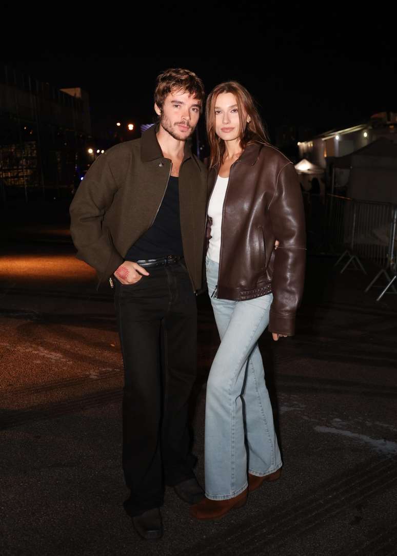 Jo&atilde;o Lucas e Sasha e suas jaquetas de camur&ccedil;a e couro 