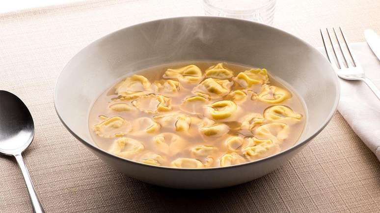 Em italiano, brodo significa "caldo", e o tortellini feito dessa maneira &eacute; uma tradi&ccedil;&atilde;o natalina na Emilia-Romagna.