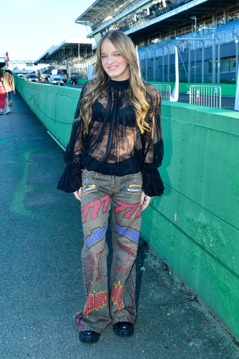 Rafa Justus com cal&ccedil;a jeans estampada e blusa transparente 