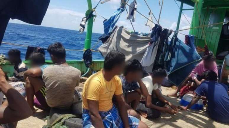 Estes s&atilde;o os migrantes, em uma foto que tiraram no barco antes de chegar ao atol