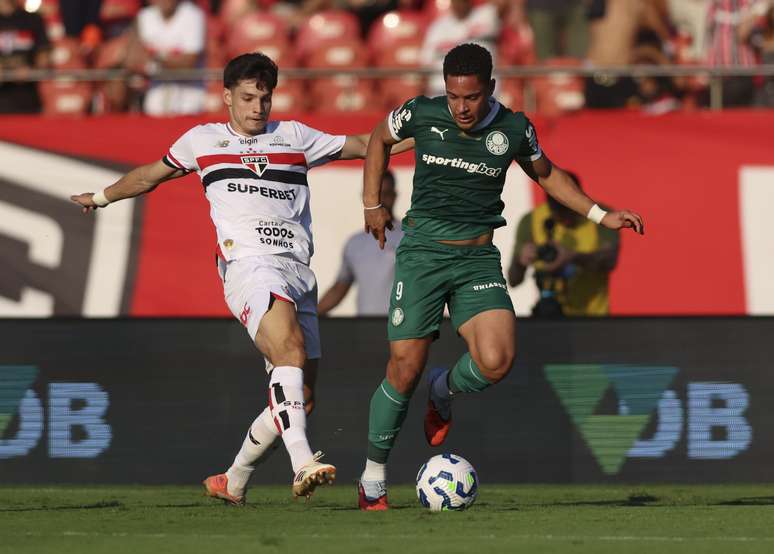 S&Atilde;O PAULO X PALMEIRAS &ndash; 05 DE OUTUBRO: Alan Franco do S&atilde;o Paulo e Vitor Roque do Palmeiras lutam pela bola durante uma partida do Brasileir&atilde;o 2025 no Est&aacute;dio do Morumbis em 05 de outubro de 2025 em S&atilde;o Paulo, Brasil. (Foto de Alexandre Schneider/Getty Images)