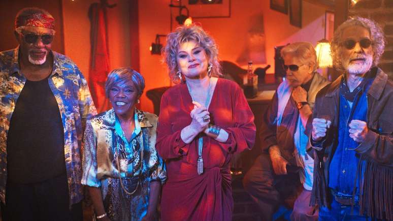 Da esq. para a dir., Tony Tornado, Teca Pereira, Vera Fischer, Reginaldo Faria e Hamilton Vaz Pereira em cena do filme Velhos Bandidos