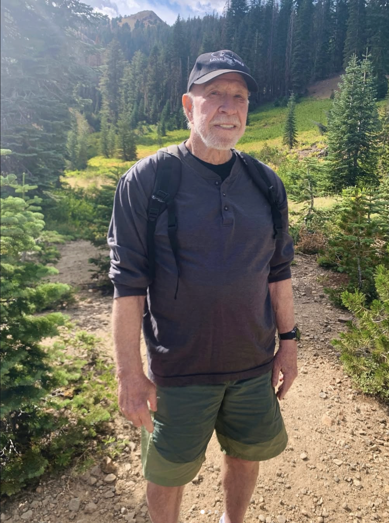 Chuck Norris fazenndo trilha 