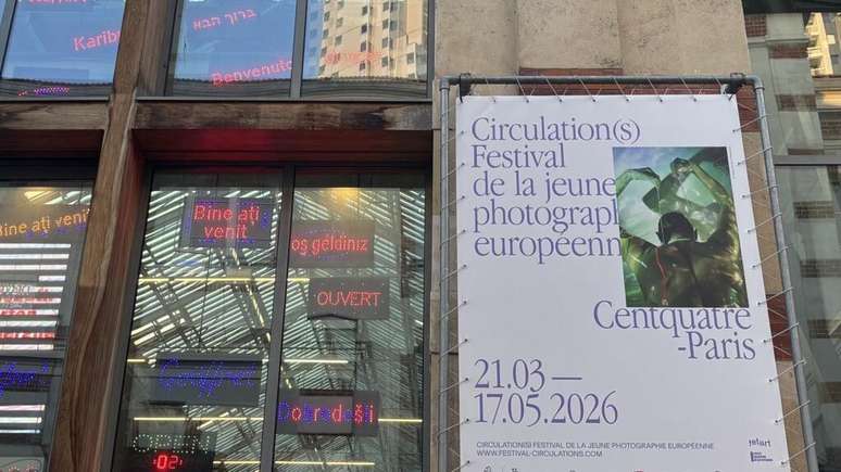 பாரிஸில் உள்ள விண்வெளியின் முகப்பு 104, மார்ச் 20, 2026 அன்று சர்குலேஷன்(எஸ்) புகைப்படத் திருவிழாவிற்கான போஸ்டரைக் காட்டுகிறது.