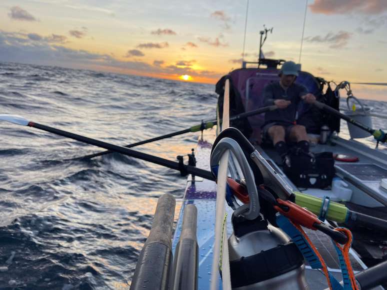 Ap&oacute;s meses vendo apenas &aacute;gua, Jamie diz que a costa australiana surgiu no horizonte como um borr&atilde;o