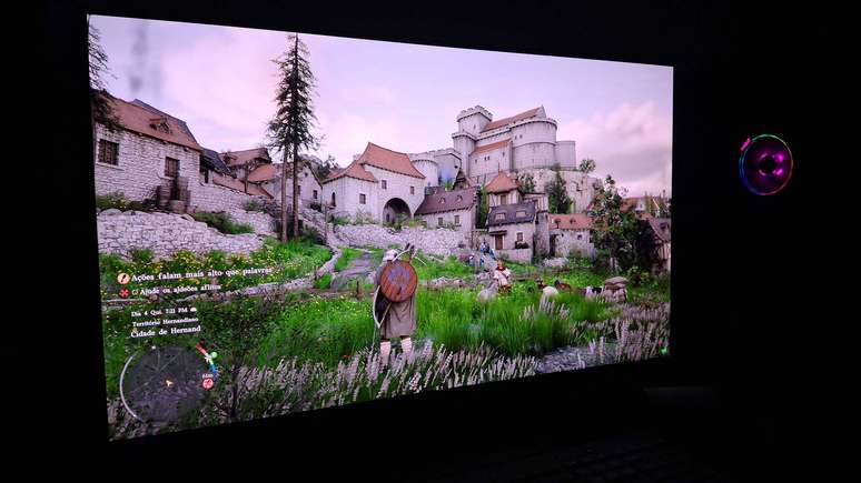 Jogar Crimson Desert neste monitor &eacute; um verdadeiro col&iacute;rio para os olhos, com &oacute;timas cores, brilho e contraste, especialmente em ambientes com pouca ou nenhuma ilumina&ccedil;&atilde;o