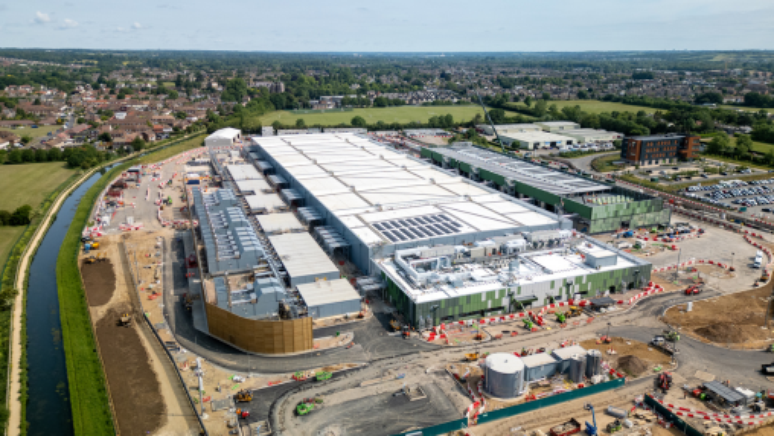Vista a&eacute;rea de um grande centro de dados do Google sendo constru&iacute;do em Cheshunt, Hertfordshire, Reino Unido