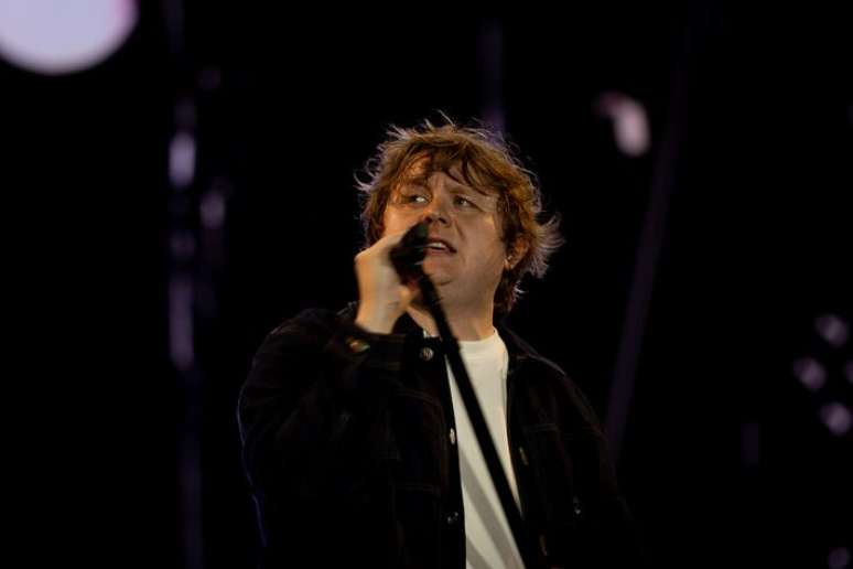 Ele tamb&eacute;m cantou lan&ccedil;amentos recentes como The Day That I Die.