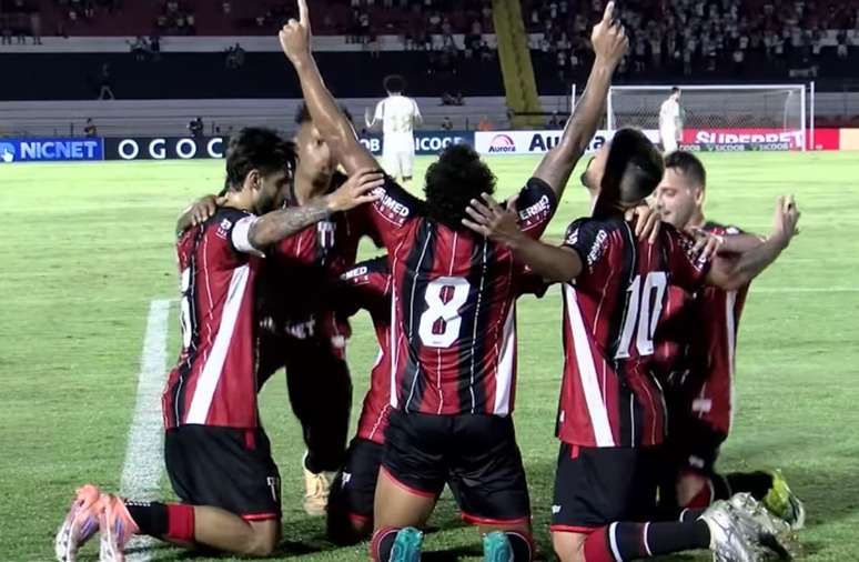 பொட்டாஃபோகோவிடம் இருந்து ஃபோர்டலேசா ஒரு வெற்றியை பெறுகிறார்: 4 முதல் 0 வரை. மேலும் ரிபேரோ பிரிட்டோ அணி ஒவ்வொரு கோலையும் கொண்டாடுகிறது.